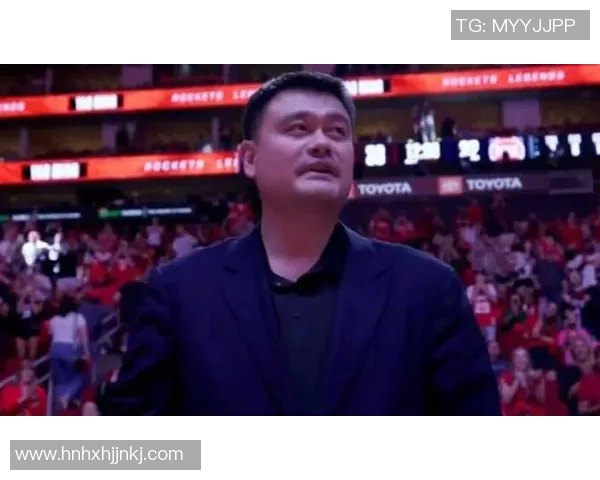 姚明在休闲时光中沉浸于手机世界的多彩瞬间