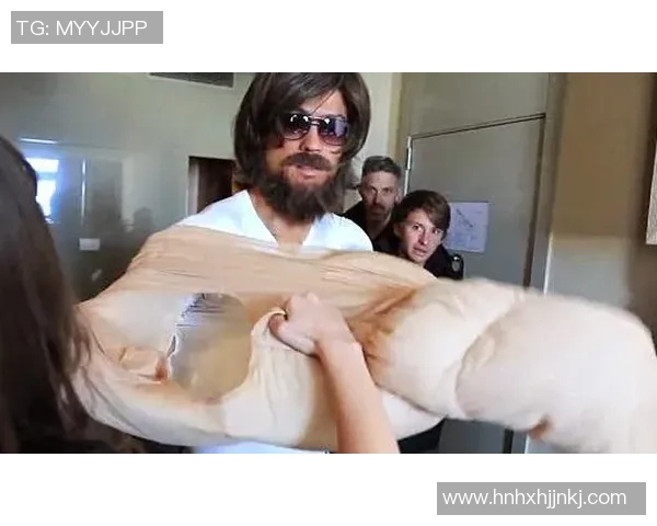 足球明星化身普通路人街头踢球引发路人围观惊喜反应