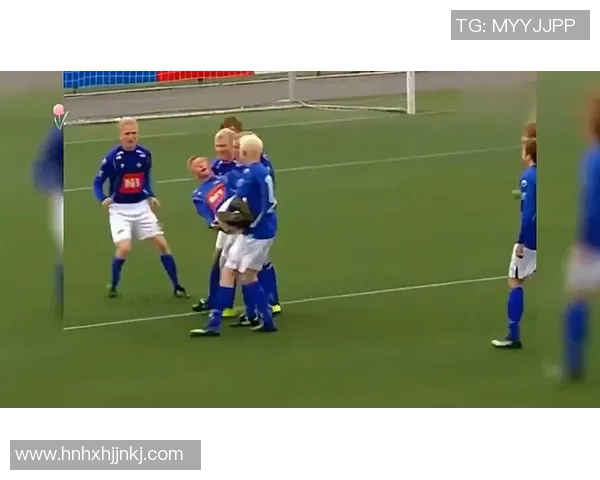 飞机上偶遇足球明星的搞笑瞬间视频分享与精彩回顾